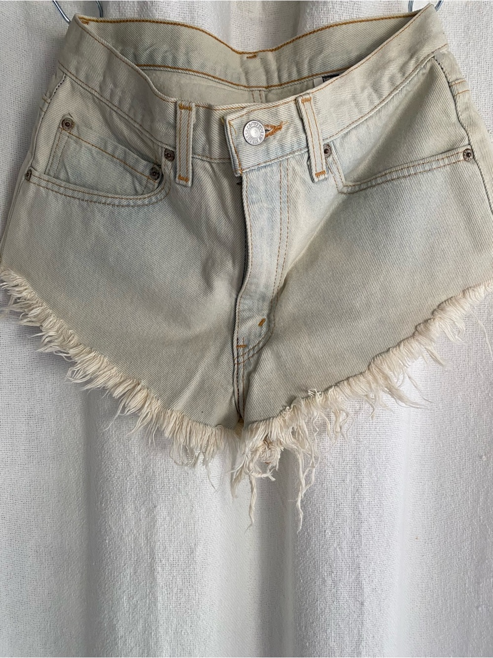 Levi’s Denim Urban Renewal Cheeky Raw Hem Frayed Shorts Size 32 NWT